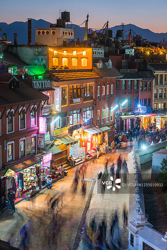 加德满都的朝圣者和游客：博达哈大佛塔寺庙日落，尼泊尔图片素材