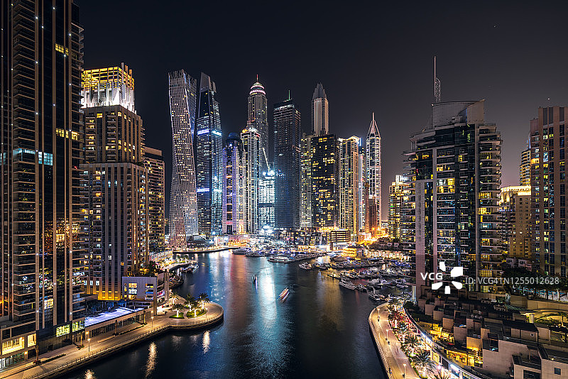 迪拜码头夜间城市景观和摩天大楼图片素材