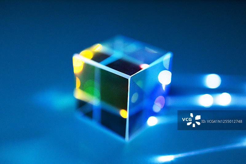 连接到立方棱镜的光纤图片素材
