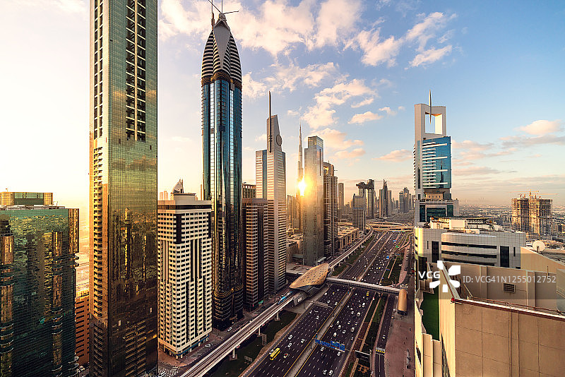 阿联酋迪拜日出时分的城市天际线和摩天大楼高角度景观图片素材