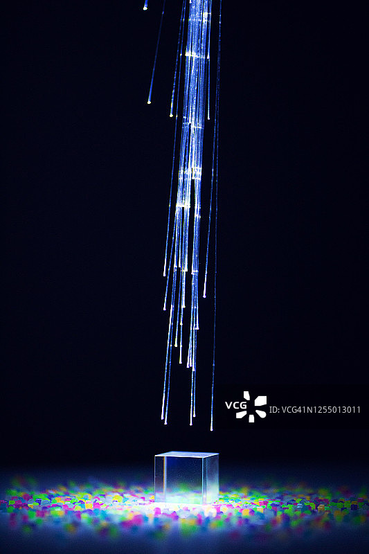 连接到立方棱镜的光纤图片素材