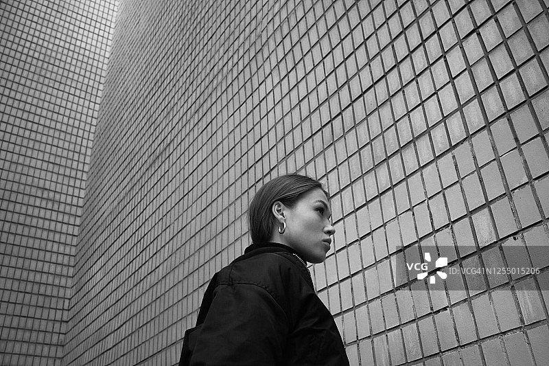 年轻女性的户外黑白肖像图片素材