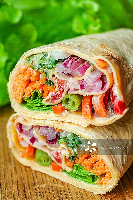 玉米饼或墨西哥卷饼包裹的皮塔饼沙威玛蔬菜素食皮塔饼菜单概念，份量，食物背景，顶部视图，复制空间图片素材