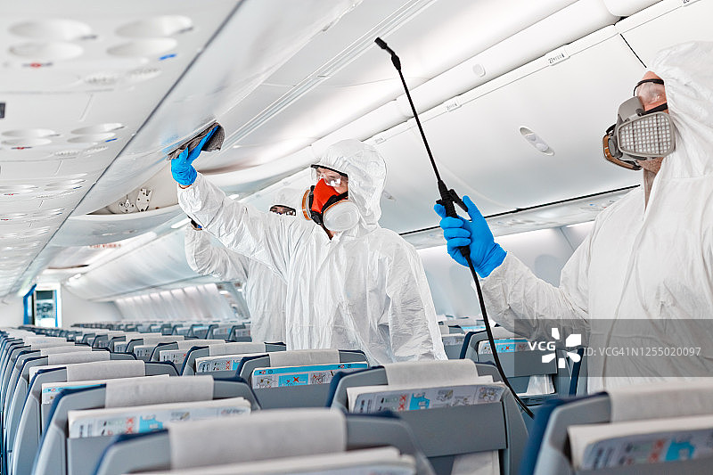 因新冠病毒进行飞机消毒图片素材