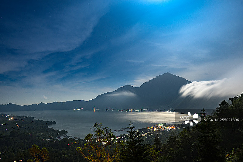 巴厘岛巴图尔火山附近湖泊的广角航拍山景图片素材