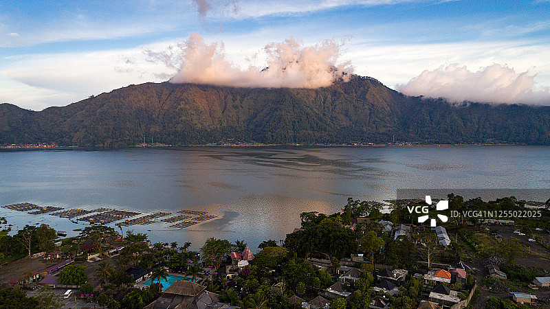 巴厘岛巴图尔火山附近湖泊的广角航拍山景图片素材