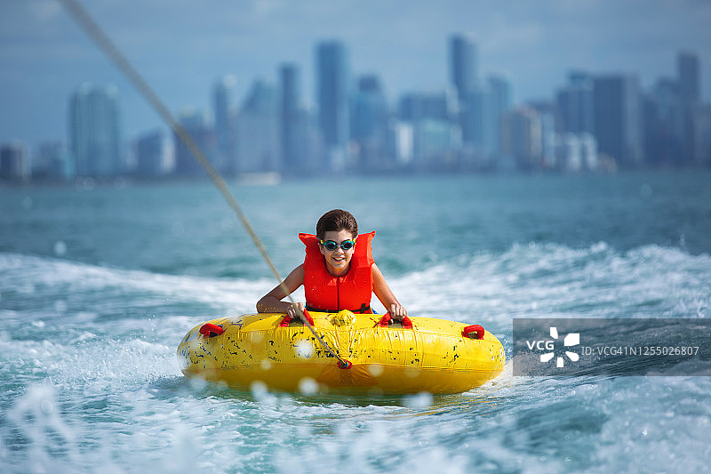 在佛罗里达享受夏季轮胎漂流的乐趣图片素材