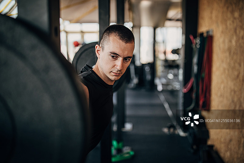 年轻运动员在当地健身房举重图片素材