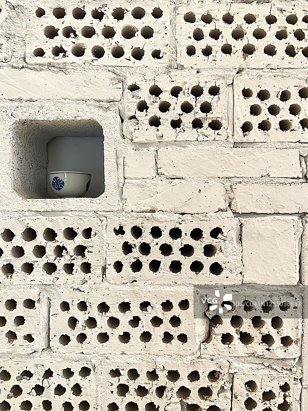 空心砖和瓷器砌成的墙壁图片素材