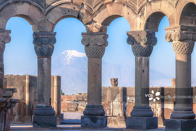 兹瓦尔特诺茨大教堂遗址，背景是阿拉拉特山，亚美尼亚阿尔马维尔省瓦加尔沙帕特图片素材