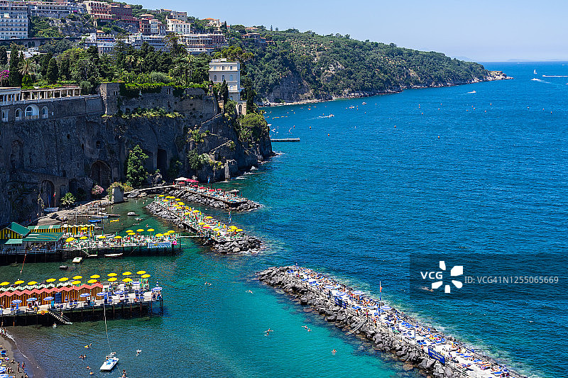 意大利坎帕尼亚索伦托市政别墅俯瞰海滩和地中海的景色图片素材