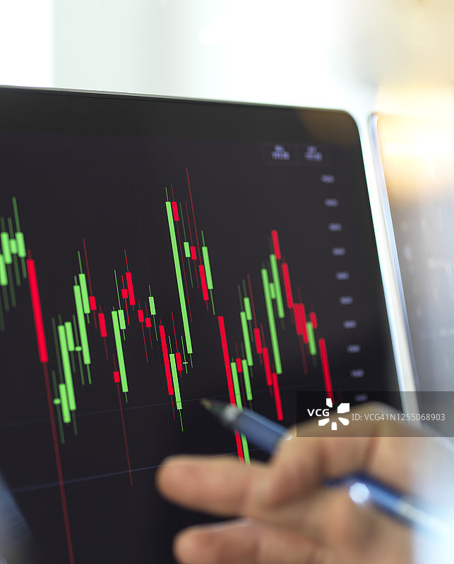 交易员手与图表屏幕特写图片素材