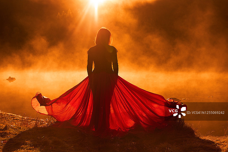 红色裙子的女子与奇妙的景色图片素材
