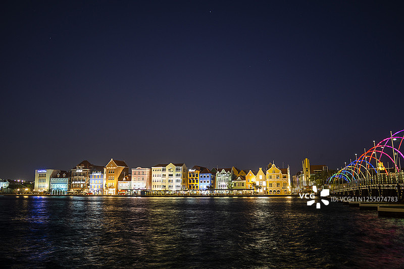 库拉索威廉斯塔德海边的灯光建筑图片素材