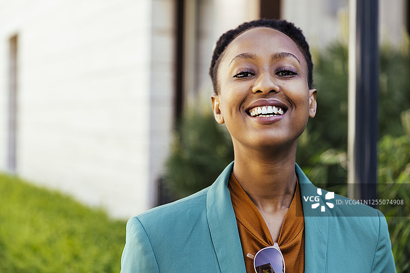 快乐的年轻女商人肖像图片素材