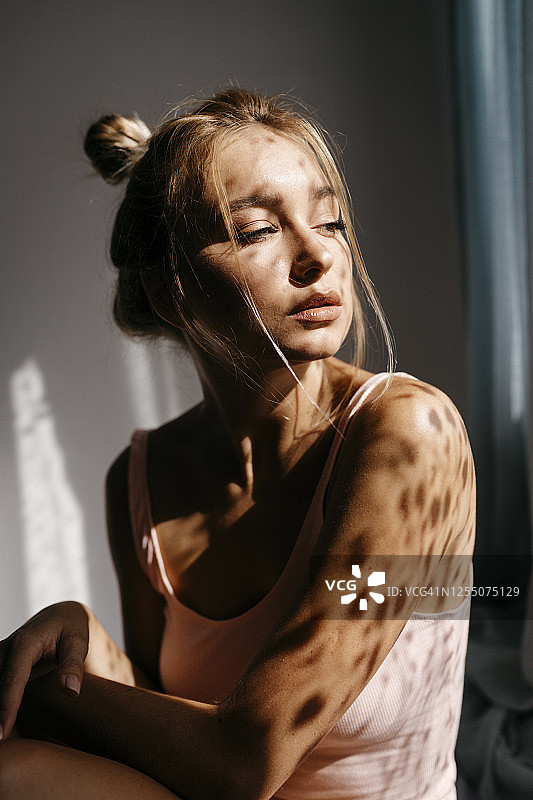 窗帘在性感女人身上的影子图片素材