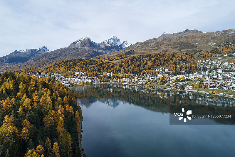 瑞士格里松斯州，圣莫里茨，秋季圣莫里茨湖岸边的城镇图片素材