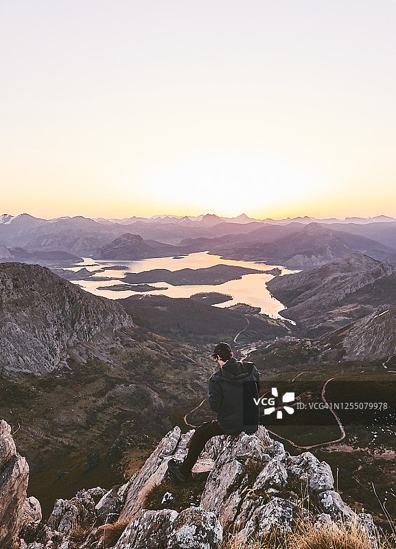 徒步男人在西班牙莱昂的悬崖上欣赏日落图片素材