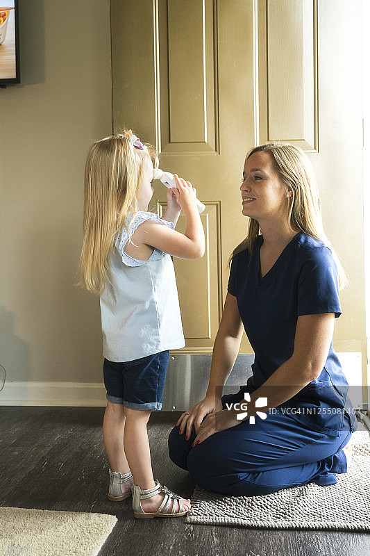 检查妈妈的体温图片素材