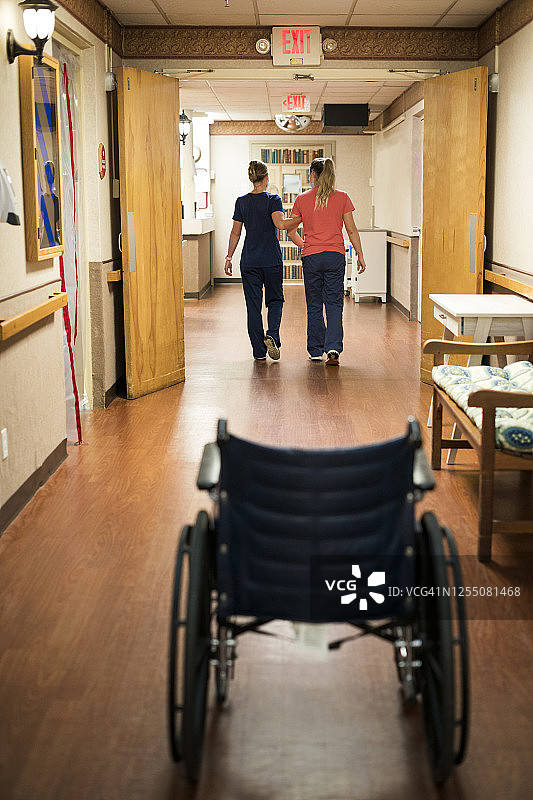 护士协助病人行走图片素材