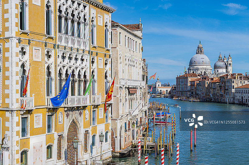 意大利威尼托威尼斯大运河文艺复兴风格宫殿和背景中的圣玛丽亚德拉萨卢特教堂图片素材