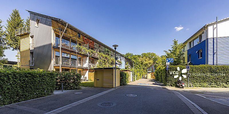 德国巴登-符腾堡州弗莱堡Schlierbergin的太阳能住宅区春景图片素材
