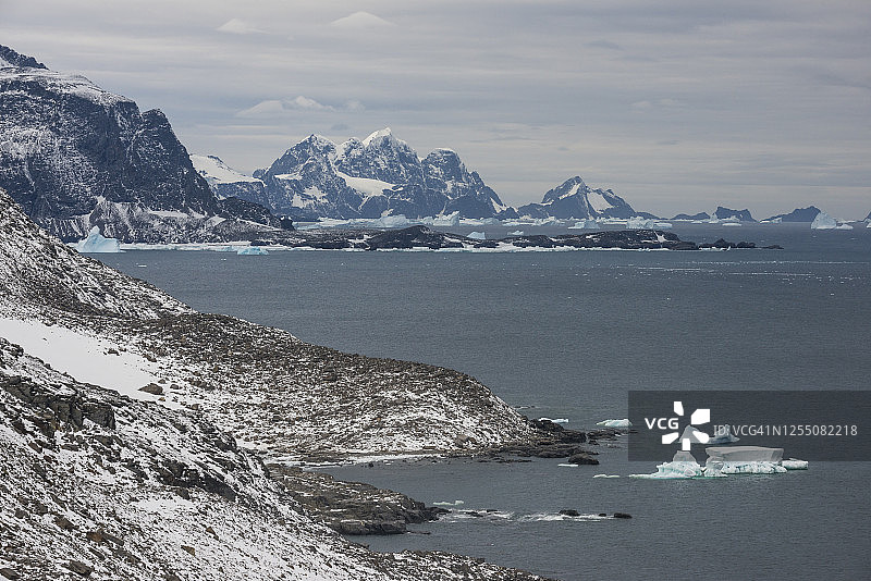加冕岛海岸线上空的多云天空图片素材