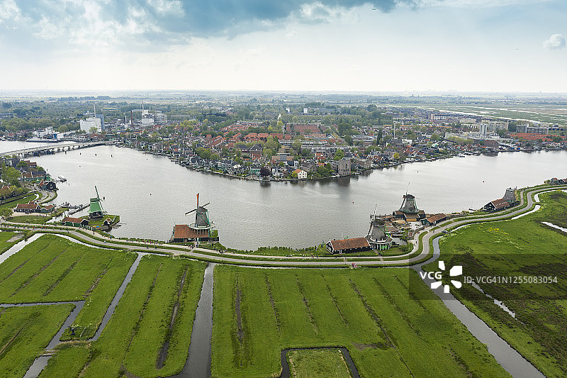荷兰北荷兰省赞丹市赞斯堡历史风车鸟瞰图片素材