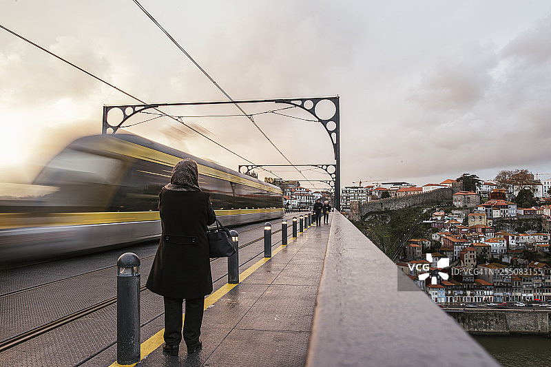 葡萄牙波尔图黄昏地铁列车高架铁轨动态模糊图片素材
