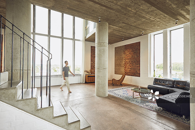 男人在阁楼公寓里行走图片素材