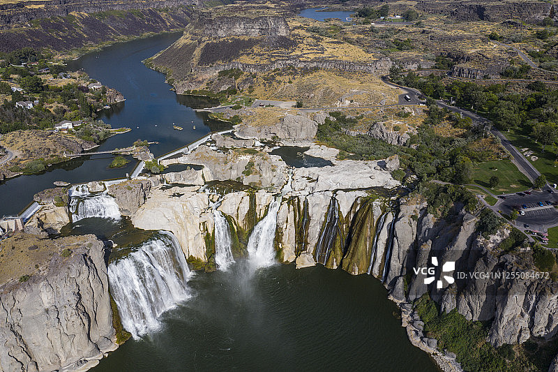 美国爱达荷州双瀑市：蛇河上的肖松尼瀑布图片素材