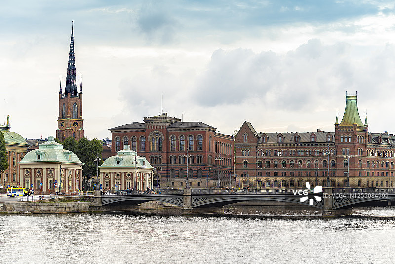 瑞典南曼兰斯德哥尔摩贵族院和骑士岛前方的拱桥图片素材