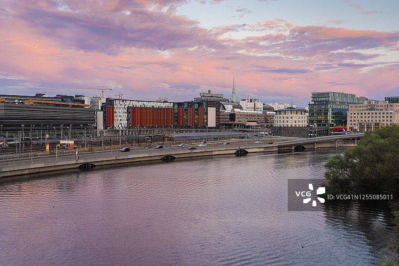 瑞典斯德哥尔摩：晚霞映衬下的诺尔马尔姆中央车站附近的云彩图片素材