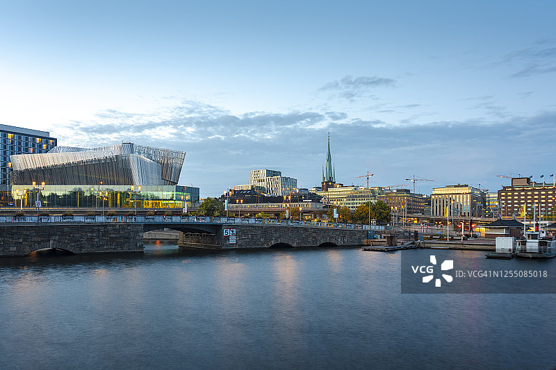 瑞典南曼兰斯德哥尔摩：斯德哥尔摩中央车站前黄昏时的桥梁图片素材