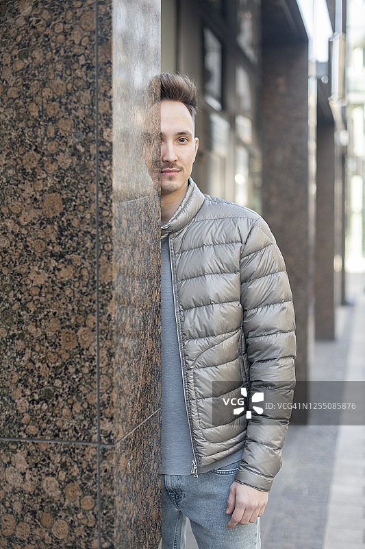 德国多特蒙德：街上的年轻男子肖像图片素材