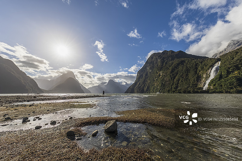 新西兰米尔福德峡湾海滩阳光与宝温瀑布图片素材
