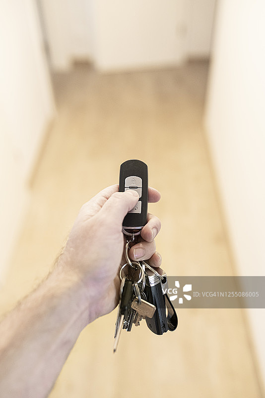 德国：手持汽车钥匙的男人图片素材