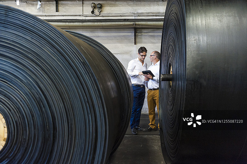 两位商人在橡胶加工厂会面图片素材