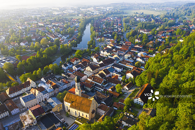 德国巴伐利亚沃尔夫拉茨豪森河畔小镇无人机视角图片素材