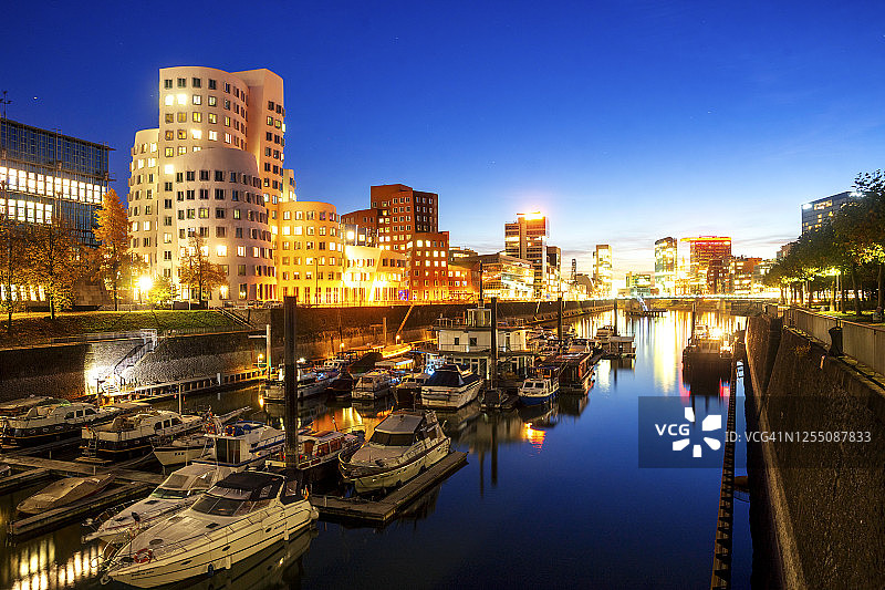 德国北莱茵-威斯特法伦州杜塞尔多夫市运河的傍晚船只图片素材