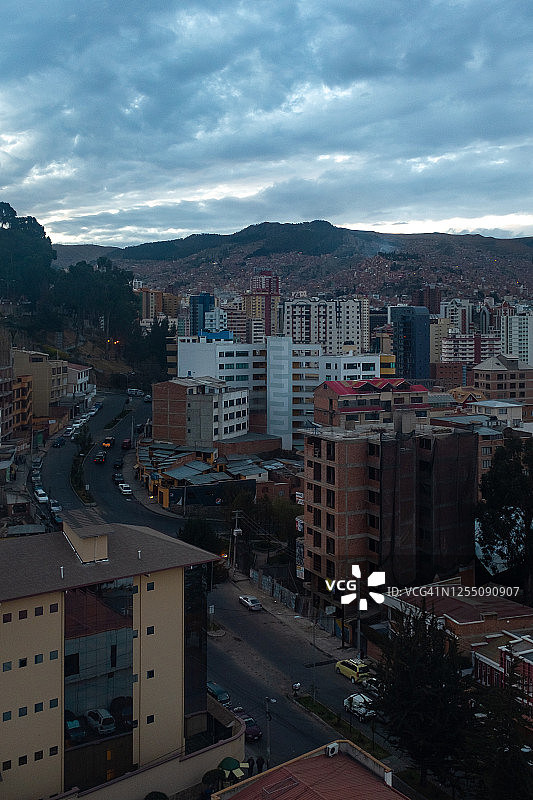 从玻利维亚拉巴斯“我的缆车”公共交通系统看到的城市景观图片素材