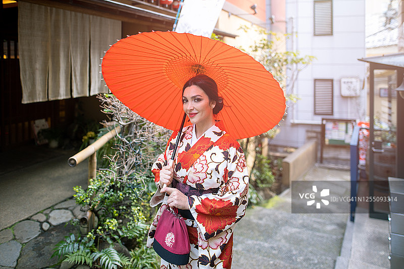 穿和服走在日本传统街道上的白人女人图片素材