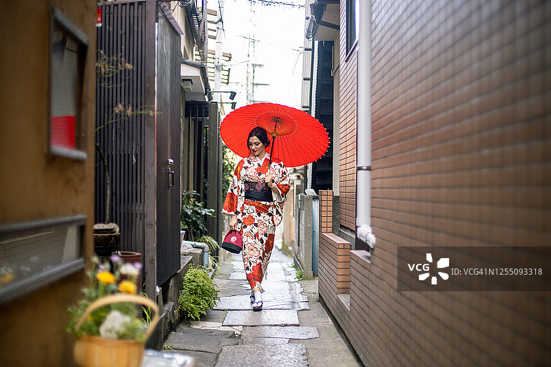 穿和服走在小巷里的白人女性图片素材