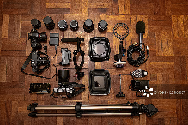 木地板上的电影拍摄设备图片素材
