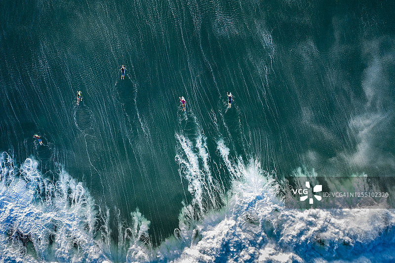 印度尼西亚巴厘岛一群冲浪者的无人机视角图片素材