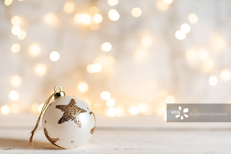 闪烁背景前的圣诞球图片素材