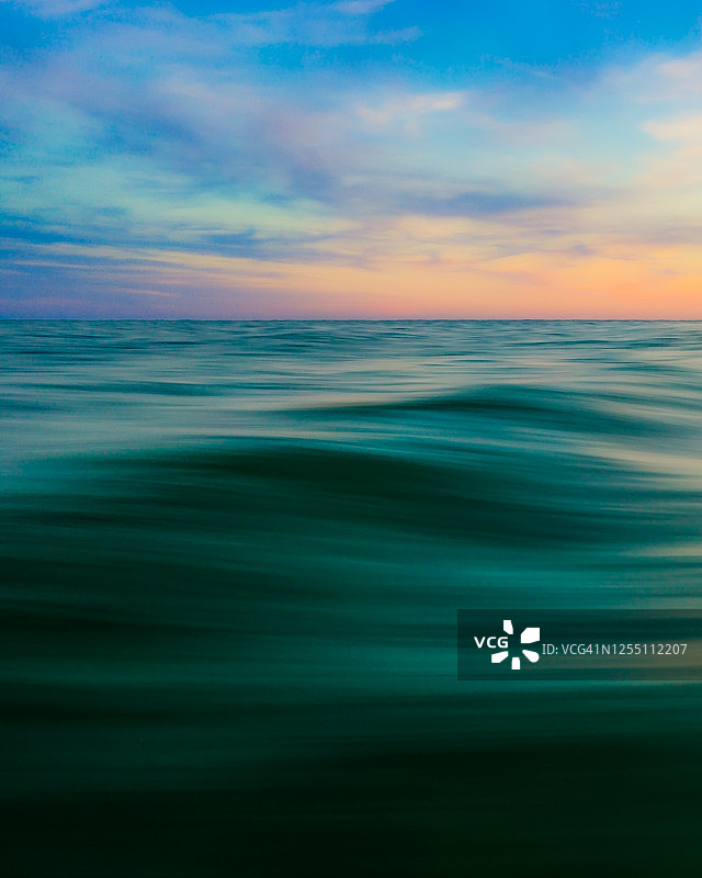 追逐海浪图片素材