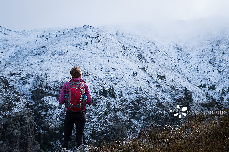 背着背包看雪山的女人图片素材