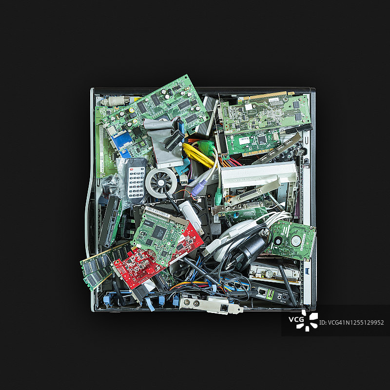 堆满电脑零件的废旧电脑图片素材