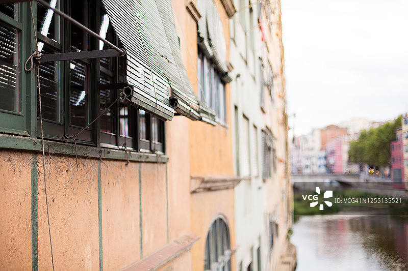 赫罗纳市窗户上卷起的老式木制百叶窗图片素材